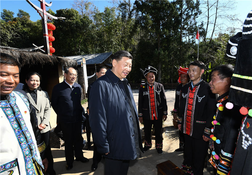 春節(jié)前夕，中共中央總書記、國家主席、中央軍委主席習(xí)近平在雲(yún)南考察，看望慰問基層干部群眾。這是1月19日，習(xí)近平在騰沖市清水鄉(xiāng)三家村中寨司莫拉佤族村同村民們親切交談。新華社記者 謝環(huán)馳 攝