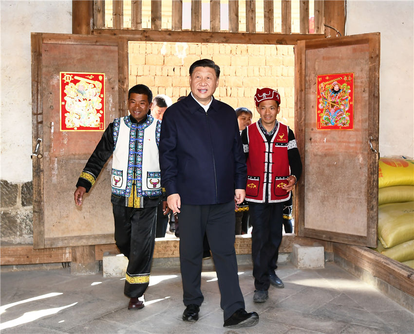 1月19日至21日，中共中央總書記、國家主席、中央軍委主席習(xí)近平來到雲(yún)南，看望慰問各族干部群眾，向全國人民致以新春祝福。這是19日下午，習(xí)近平在騰沖市清水鄉(xiāng)三家村中寨司莫拉佤族村村民李發(fā)順家察看，了解居住環(huán)境。新華社記者 謝環(huán)馳 攝