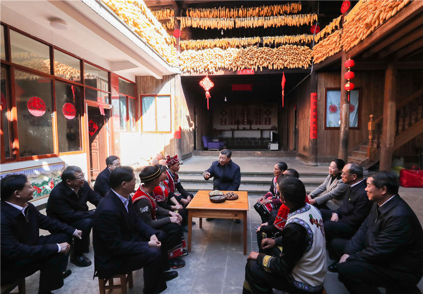 1月19日至21日，中共中央總書記、國家主席、中央軍委主席習近平來到雲南，看望慰問各族干部群眾，向全國人民致以新春祝福。這是19日下午，習近平在騰沖市清水鄉三家村中寨司莫拉佤族村，同村民李發順一家聊家常，詳細詢問脫貧情況。新華社記者 鞠鵬 攝