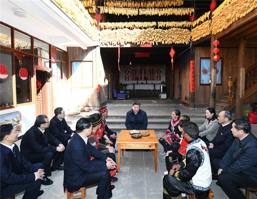 春節前夕，中共中央總書記、國家主席、中央軍委主席習近平赴雲南考察，看望慰問基層干部群眾。這是1月19日下午，習近平來到騰沖市清水鄉三家村中寨司莫拉佤族村看望鄉親們，走進村民家中了解脫貧攻堅情況，並向大家送上新春祝福。新華社記者 鞠鵬 攝