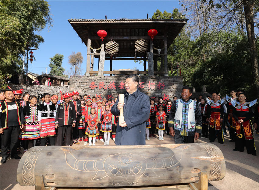 1月19日至21日，中共中央總書記、國家主席、中央軍委主席習近平來到雲南，看望慰問各族干部群眾，向全國人民致以新春祝福。這是19日下午，習近平在騰沖市清水鄉三家村中寨司莫拉佤族村廣場上，敲響三聲佤族木鼓，祝福來年風調雨順、國泰民安。新華社記者 鞠鵬 攝