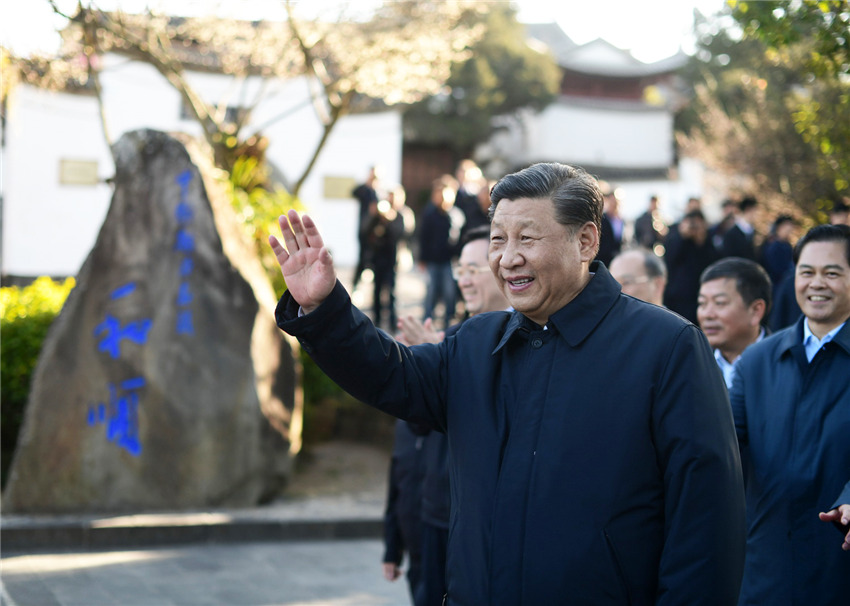 1月19日下午，正在雲(yún)南考察的中共中央總書記、國(guó)家主席、中央軍委主席習(xí)近平來(lái)到和順古鎮(zhèn)，了解絲綢古道交往、歷史文化傳承和生態(tài)環(huán)境保護(hù)等情況。新華社記者 鞠鵬 攝