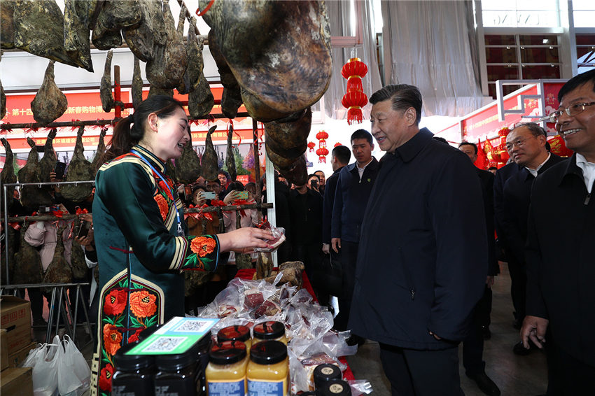 1月19日至21日，中共中央總書記、國家主席、中央軍委主席習近平來到雲南，看望慰問各族干部群眾，向全國人民致以新春祝福。這是20日下午，習近平在昆明新春購物博覽會年貨街，了解春節前市場供應情況。新華社記者 鞠鵬 攝