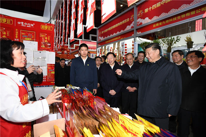 1月19日至21日，中共中央總書記、國家主席、中央軍委主席習近平來到雲南，看望慰問各族干部群眾，向全國人民致以新春祝福。這是20日下午，習近平在昆明新春購物博覽會年貨街，了解春節前市場供應情況。新華社記者 謝環馳 攝