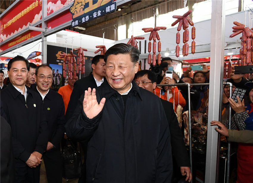 20日下午，習近平總書記來到昆明國際會展中心，了解春節前年貨市場供應及國內外商品展銷情況，同現場群眾親切交流，並向全國各族人民致以新春祝福。（文字記者：張曉鬆、朱基釵 攝影記者：鞠鵬、謝環馳、燕雁、殷博古）