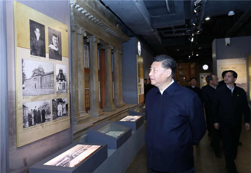1月20日下午，正在雲南考察的中共中央總書記、國家主席、中央軍委主席習近平來到國立西南聯合大學舊址，參觀西南聯大博物館等，了解抗戰期間西南聯大師生教書救國、讀書報國的光榮歷史。新華社記者 鞠鵬 攝