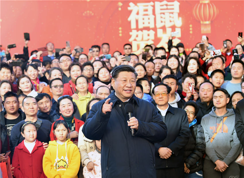 1月19日至21日，中共中央總書記、國家主席、中央軍委主席習近平來到雲南，看望慰問各族干部群眾，向全國人民致以新春祝福。這是20日下午，習近平在昆明國際會展中心展廳外廣場上，向雲南群眾、向全國各族人民、向港澳臺同胞和海外僑胞致以新春祝福。新華社記者 謝環馳 攝