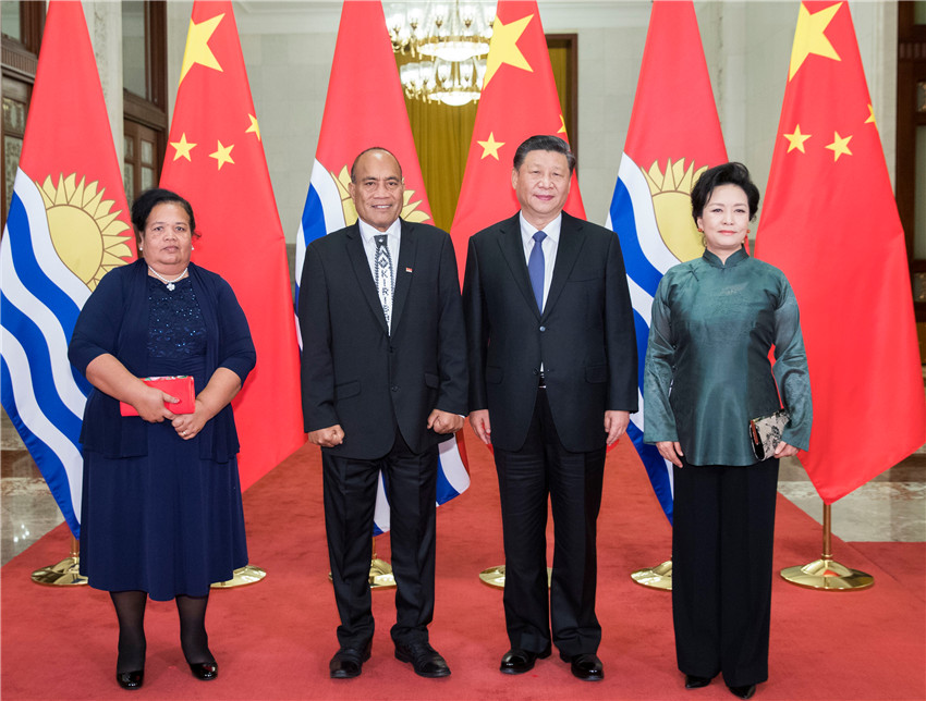 1月6日，國家主席習近平在北京人民大會堂同基裡巴斯總統(tǒng)馬茂會談。這是會談前，習近平和夫人彭麗媛同馬茂總統(tǒng)夫婦合影。新華社記者 黃敬文 攝