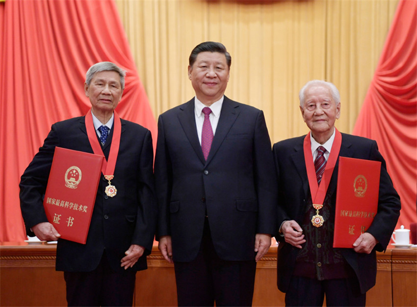 1月10日，2019年度國家科學技術獎勵大會在北京人民大會堂隆重舉行。中共中央總書記、國家主席、中央軍委主席習近平向獲得2019年度國家最高科學技術獎的原中國船舶重工集團公司第七一九研究所黃旭華院士（右）和中國科學院大氣物理研究所曾慶存院士（左）頒獎。新華社記者 李學仁 攝