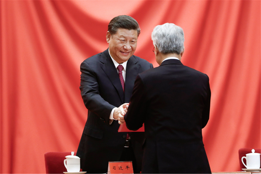 1月10日，2019年度國家科學技術獎勵大會在北京人民大會堂隆重舉行。這是中共中央總書記、國家主席、中央軍委主席習近平向獲獎代表頒發証書。新華社發（盛佳鵬 攝）