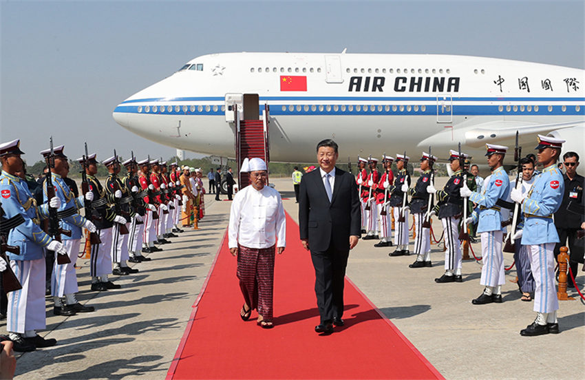 當?shù)貢r間1月17日下午，國家主席習近平乘專機抵達內(nèi)比都國際機場，開始對緬甸聯(lián)邦共和國進行國事訪問。習近平抵達時，緬甸第一副總統(tǒng)敏瑞率多名內(nèi)閣部長在舷梯旁熱情迎接。新華社記者 鞠鵬 攝