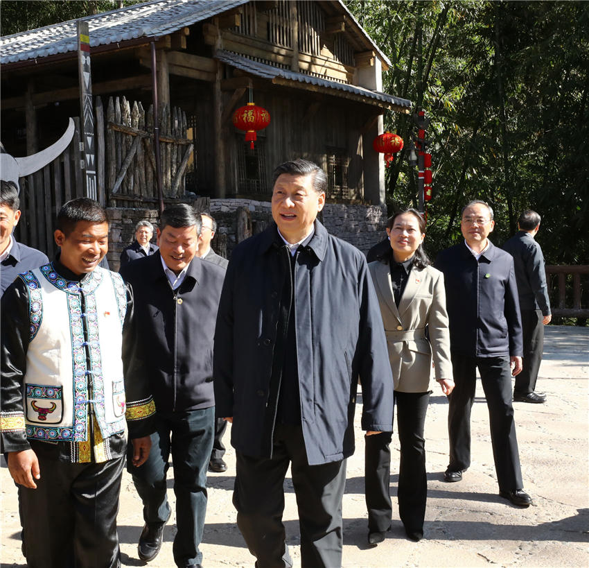 春節(jié)前夕，中共中央總書記、國家主席、中央軍委主席習(xí)近平在雲(yún)南考察，看望慰問基層干部群眾。這是1月19日，習(xí)近平來到騰沖市清水鄉(xiāng)三家村中寨司莫拉佤族村看望鄉(xiāng)親們。新華社記者 鞠鵬 攝
