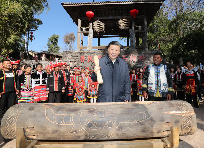 1月19日至21日，中共中央總書記、國家主席、中央軍委主席習(xí)近平來到雲(yún)南，看望慰問各族干部群眾，向全國人民致以新春祝福。這是19日下午，習(xí)近平在騰沖市清水鄉(xiāng)三家村中寨司莫拉佤族村廣場(chǎng)上，敲響三聲佤族木鼓，祝福來年風(fēng)調(diào)雨順、國泰民安。新華社記者 鞠鵬 攝