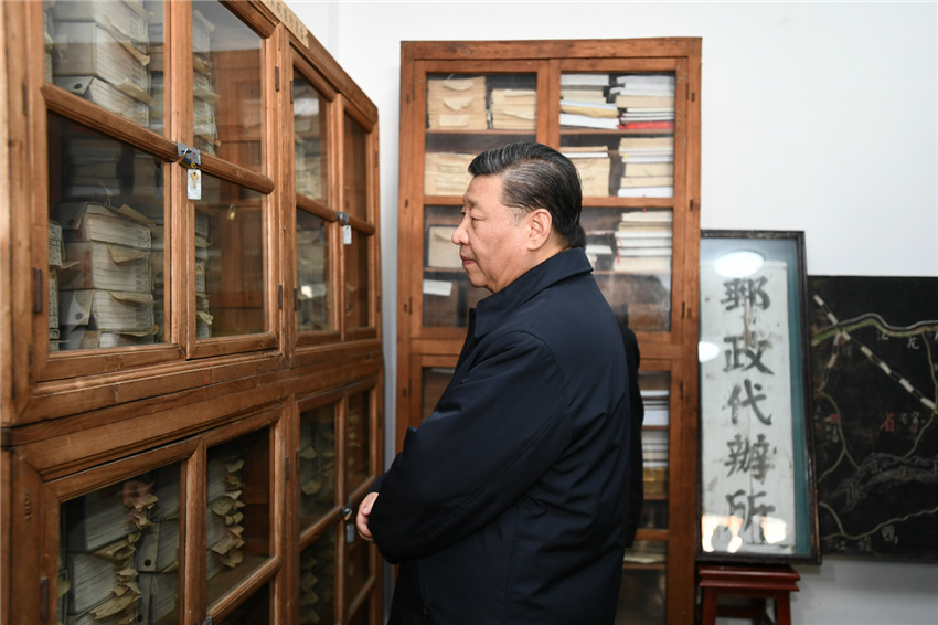 1月19日下午，正在雲(yún)南考察的中共中央總書記、國家主席、中央軍委主席習(xí)近平來到和順古鎮(zhèn)，了解絲綢古道交往、歷史文化傳承和生態(tài)環(huán)境保護(hù)等情況。新華社記者 謝環(huán)馳 攝