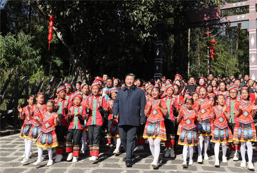 1月19日至21日，中共中央總書記、國家主席、中央軍委主席習近平來到雲南，看望慰問各族干部群眾，向全國人民致以新春祝福。這是19日下午，騰沖市清水鄉三家村中寨司莫拉佤族村的鄉親們唱著《阿佤人民唱新歌》，簇擁著習近平走出村口。新華社記者 謝環馳 攝