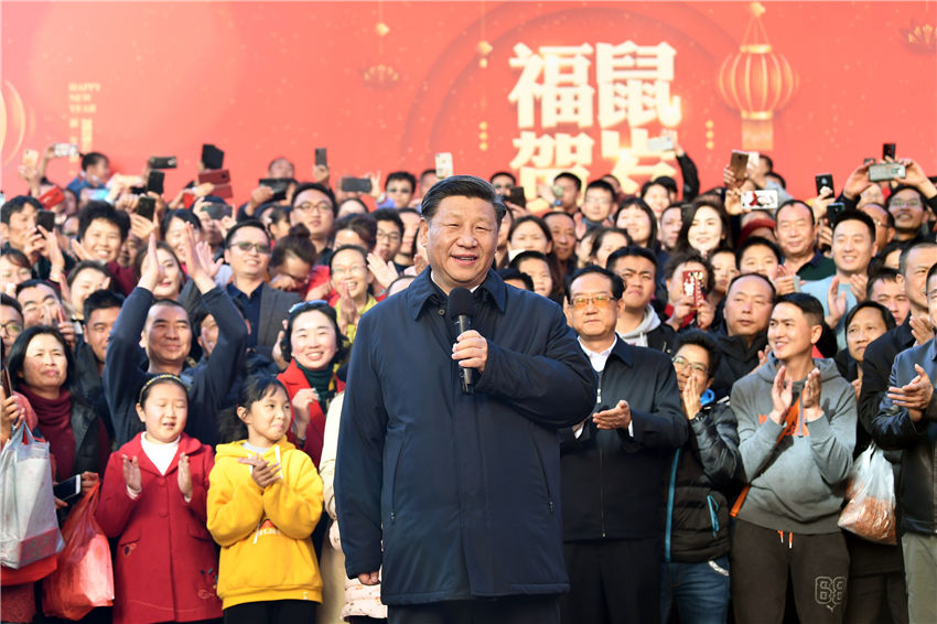 1月19日至21日，中共中央總書記、國家主席、中央軍委主席習近平來到雲南，看望慰問各族干部群眾，向全國人民致以新春祝福。這是20日下午，習近平在昆明國際會展中心展廳外廣場上，向雲南群眾、向全國各族人民、向港澳臺同胞和海外僑胞致以新春祝福。新華社記者 謝環馳 攝