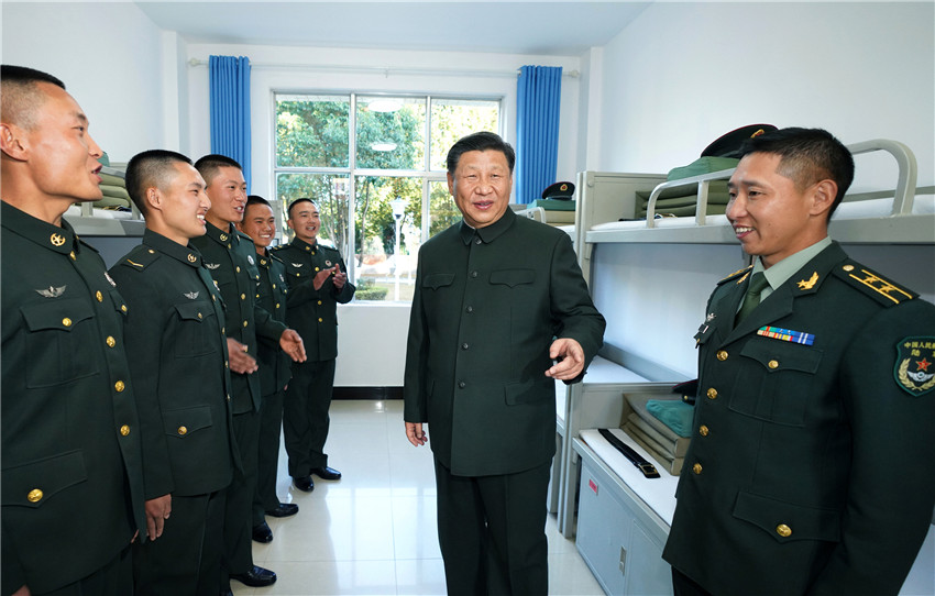 中華民族傳統(tǒng)節(jié)日春節(jié)來臨之際，中共中央總書記、國家主席、中央軍委主席習(xí)近平視察駐雲(yún)南部隊，深入邊防一線，看望慰問官兵，代表黨中央和中央軍委，向全體人民解放軍指戰(zhàn)員、武警部隊官兵、民兵預(yù)備役人員致以誠摯問候和新春祝福。這是1月19日，習(xí)近平在某邊防營同官兵親切交談。新華社記者 李剛 攝 