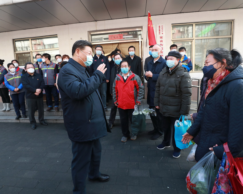 2月10日，中共中央總書記、國家主席、中央軍委主席習(xí)近平在北京調(diào)研指導(dǎo)新冠肺炎疫情防控工作。這是習(xí)近平在朝陽區(qū)安貞街道安華裡社區(qū)，了解基層一線疫情聯(lián)防聯(lián)控情況。 新華社記者 龐興雷 攝