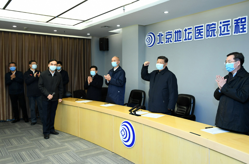 2月10日，中共中央總書記、國家主席、中央軍委主席習近平在北京調研指導新冠肺炎疫情防控工作。這是習近平在首都醫科大學附屬北京地壇醫院遠程診療中心，通過視頻連線武漢市收治新冠肺炎患者的金銀潭醫院、協和醫院、火神山醫院，了解情況、聽取意見和建議，慰問一線醫務工作者。 新華社記者 謝環馳 攝