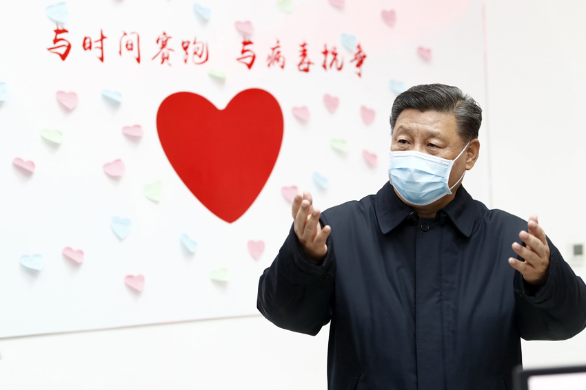 2月10日，中共中央總書記、國(guó)家主席、中央軍委主席習(xí)近平在北京調(diào)研指導(dǎo)新冠肺炎疫情防控工作。這是習(xí)近平在朝陽(yáng)區(qū)疾病預(yù)防控制中心調(diào)研。 新華社記者 劉彬 攝