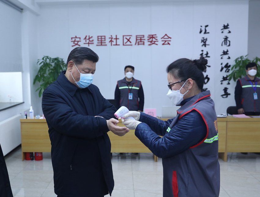 2月10日，中共中央總書記、國家主席、中央軍委主席習近平在北京調研指導新冠肺炎疫情防控工作。這是習近平來到朝陽區安貞街道安華裡社區，了解基層一線疫情聯防聯控情況。 新華社記者 鞠鵬 攝