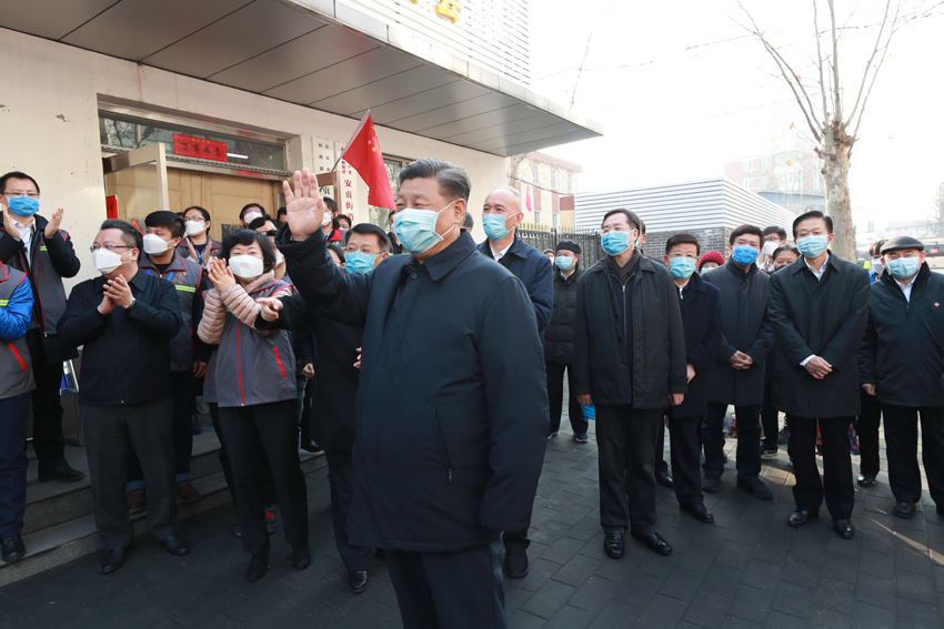 2月10日，中共中央總書記、國家主席、中央軍委主席習近平在北京調研指導新冠肺炎疫情防控工作。這是習近平在朝陽區安貞街道安華裡社區，了解基層一線疫情聯防聯控情況。 新華社記者 龐興雷 攝