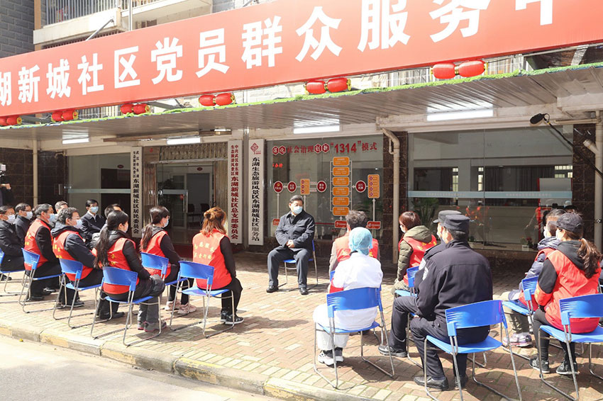 3月10日中午，離開火神山醫院，習近平趕赴武漢市東湖新城社區，看望居家隔離的社區群眾，實地了解社區疫情防控、群眾生活保障等情況，對社區群眾和防控一線工作人員表示慰問和感謝。（文字：張曉鬆、朱基釵  攝影：鞠鵬、龐興雷、謝環馳）