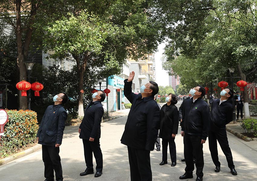 3月10日中午，離開火神山醫院，習近平趕赴武漢市東湖新城社區，看望居家隔離的社區群眾，實地了解社區疫情防控、群眾生活保障等情況，對社區群眾和防控一線工作人員表示慰問和感謝。（文字：張曉鬆、朱基釵  攝影：鞠鵬、龐興雷、謝環馳）
