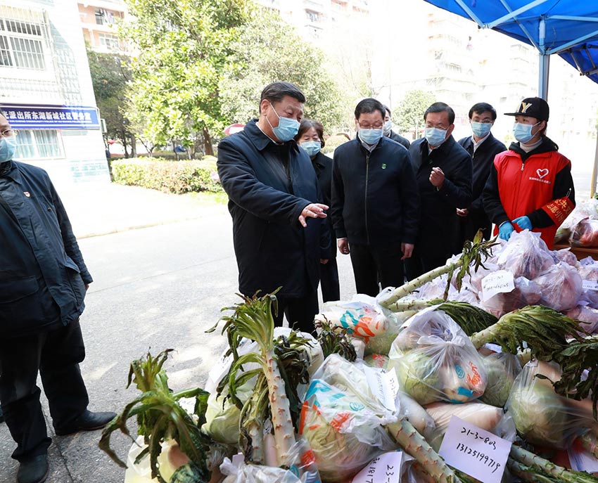 3月10日中午，離開火神山醫院，習近平趕赴武漢市東湖新城社區，看望居家隔離的社區群眾，實地了解社區疫情防控、群眾生活保障等情況，對社區群眾和防控一線工作人員表示慰問和感謝。（文字：張曉鬆、朱基釵  攝影：鞠鵬、龐興雷、謝環馳）