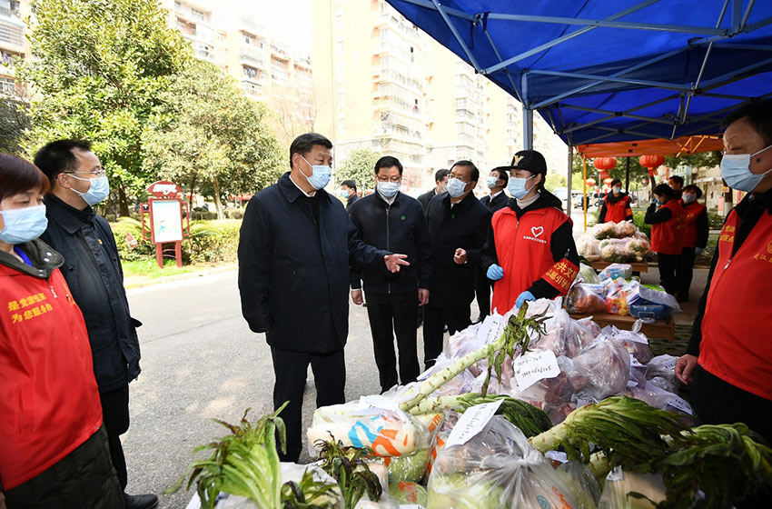 3月10日中午，離開火神山醫(yī)院，習近平趕赴武漢市東湖新城社區(qū)，看望居家隔離的社區(qū)群眾，實地了解社區(qū)疫情防控、群眾生活保障等情況，對社區(qū)群眾和防控一線工作人員表示慰問和感謝。（文字：張曉鬆、朱基釵  攝影：鞠鵬、龐興雷、謝環(huán)馳）