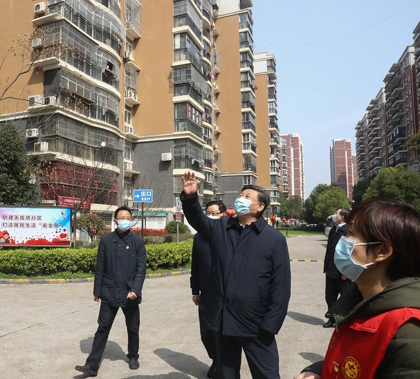 3月10日中午，離開火神山醫院，習近平趕赴武漢市東湖新城社區，看望居家隔離的社區群眾，實地了解社區疫情防控、群眾生活保障等情況，對社區群眾和防控一線工作人員表示慰問和感謝。（文字：張曉鬆、朱基釵  攝影：鞠鵬、龐興雷、謝環馳）