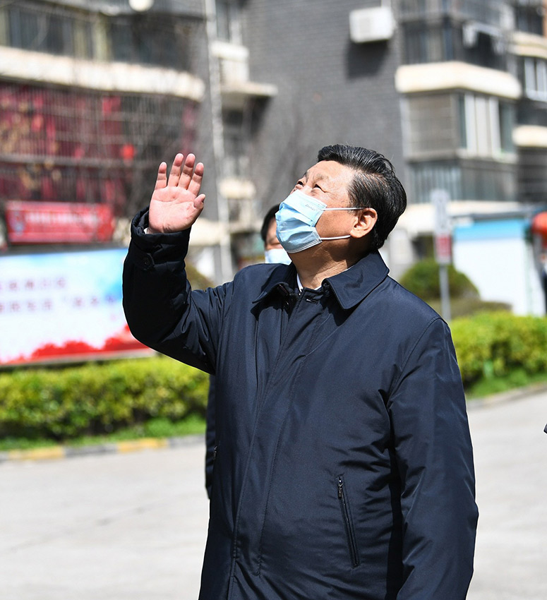 3月10日中午，離開火神山醫院，習近平趕赴武漢市東湖新城社區，看望居家隔離的社區群眾，實地了解社區疫情防控、群眾生活保障等情況，對社區群眾和防控一線工作人員表示慰問和感謝。（文字：張曉鬆、朱基釵  攝影：鞠鵬、龐興雷、謝環馳）