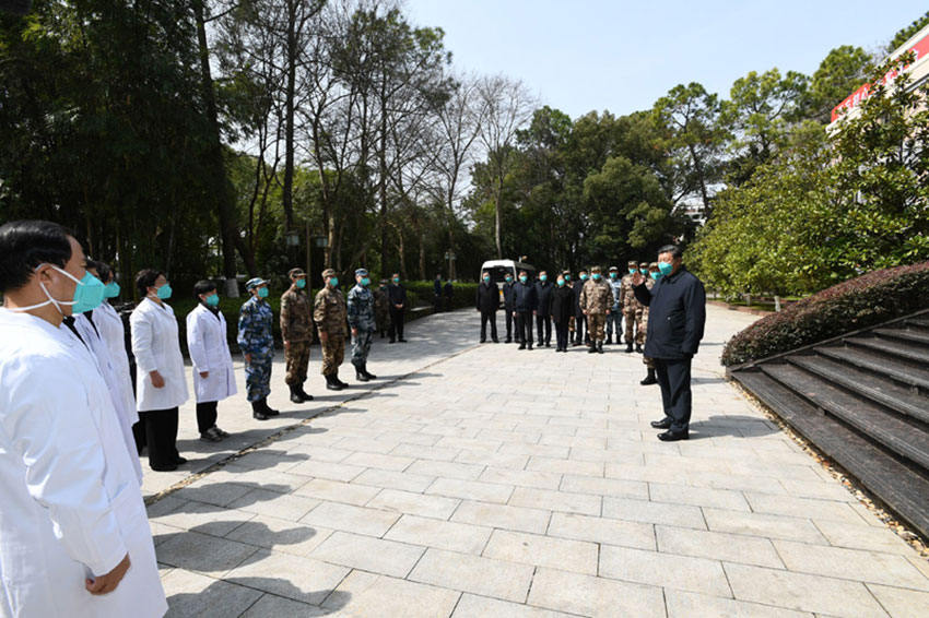 3月10日，中共中央總書記、國家主席、中央軍委主席習近平專門赴湖北省武漢市考察新冠肺炎疫情防控工作。這是習近平在火神山醫院辦公樓外廣場接見湖北省和軍隊、外地支援湖北醫護人員代表，致以親切慰問和衷心感謝。新華社記者 謝環馳 攝