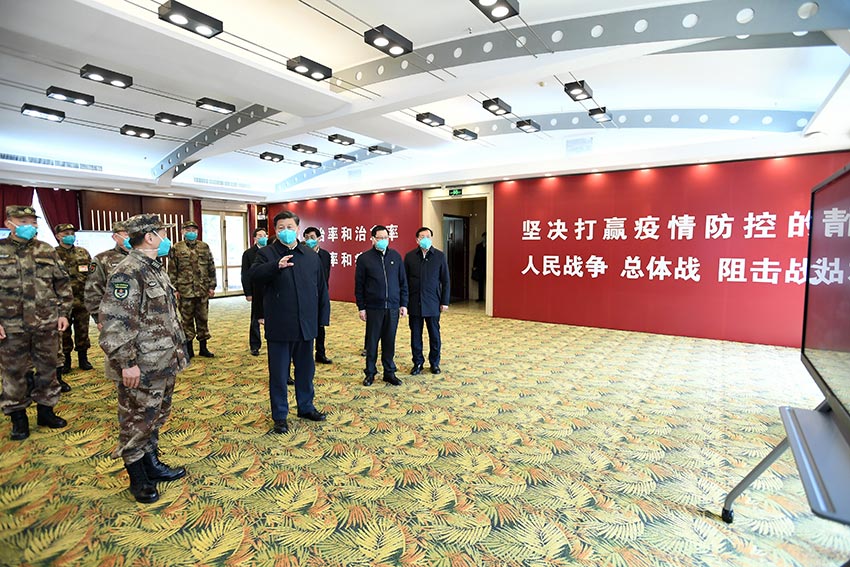 3月10日，中共中央總書記、國家主席、中央軍委主席習(xí)近平專門赴湖北省武漢市考察新冠肺炎疫情防控工作。這是習(xí)近平在火神山醫(yī)院指揮中心，聽取醫(yī)院建設(shè)運(yùn)行、患者收治、醫(yī)務(wù)人員防護(hù)保障、科研攻關(guān)等情況介紹。 新華社記者 謝環(huán)馳 攝