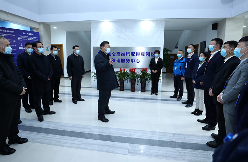 3月29日，中共中央總書記、國家主席、中央軍委主席習(xí)近平在浙江考察調(diào)研。這是習(xí)近平在寧波北侖大碶高端汽配模具園區(qū)了解企業(yè)復(fù)工復(fù)產(chǎn)情況。 新華社記者 鞠鵬 攝