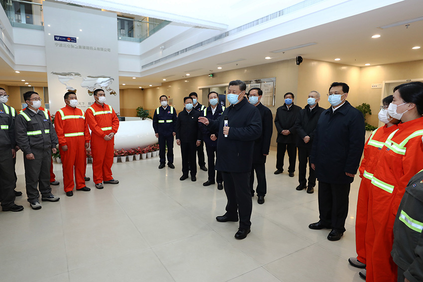 3月29日，中共中央總書記、國家主席、中央軍委主席習(xí)近平在浙江考察調(diào)研。這是習(xí)近平在寧波舟山港穿山港區(qū)碼頭了解港口復(fù)工復(fù)產(chǎn)情況。 新華社記者 鞠鵬 攝