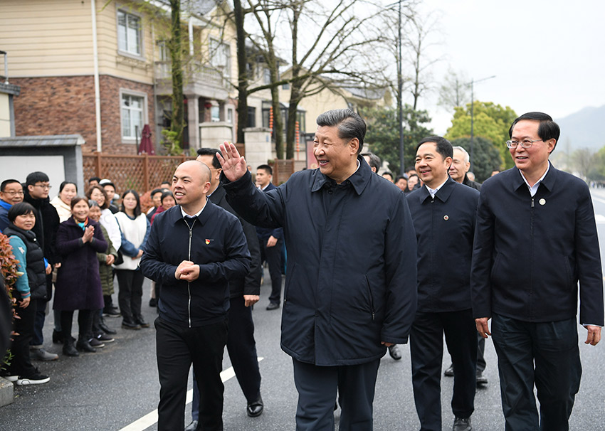 3月30日，中共中央總書記、國家主席、中央軍委主席習近平在浙江省安吉縣天荒坪鎮余村考察，了解該村多年來踐行“綠水青山就是金山銀山”理念、推動綠色發展發生的巨大變化。 新華社記者 燕雁 攝