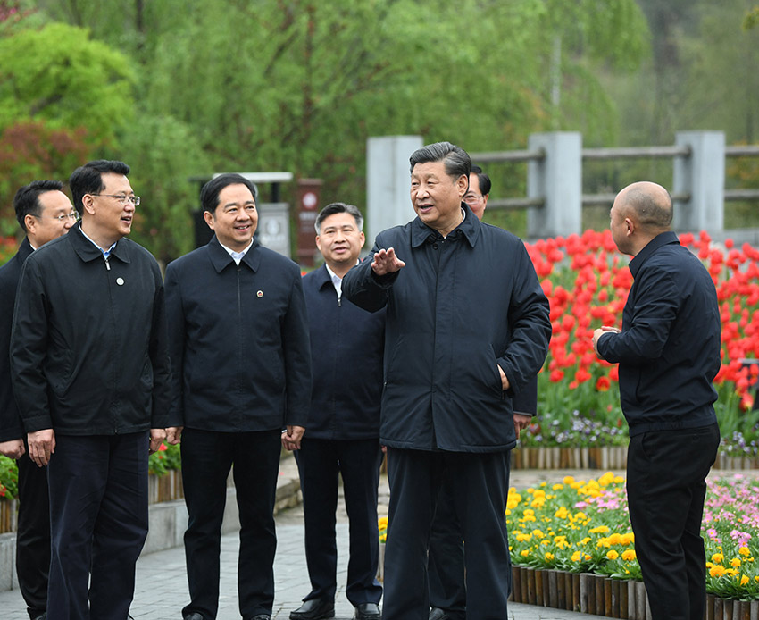 3月30日，中共中央總書記、國家主席、中央軍委主席習近平在浙江省安吉縣天荒坪鎮余村考察，了解該村多年來踐行“綠水青山就是金山銀山”理念、推動綠色發展發生的巨大變化。 新華社記者 申宏 攝