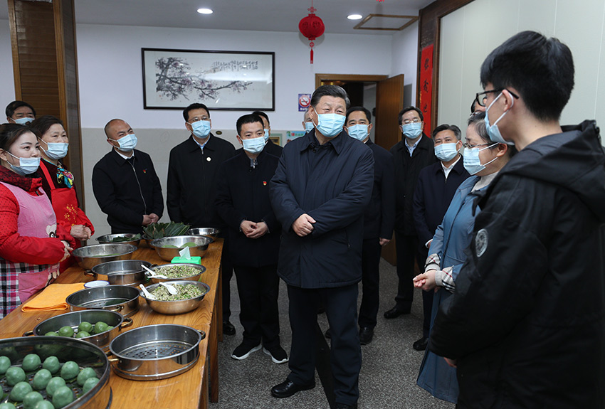 3月30日，中共中央總書記、國家主席、中央軍委主席習近平在浙江省安吉縣天荒坪鎮余村考察，同村民們親切交談，了解該村多年來踐行“綠水青山就是金山銀山”理念、推動綠色發展發生的巨大變化。 新華社記者 鞠鵬 攝