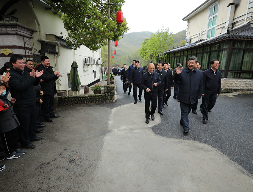 3月30日，中共中央總書記、國家主席、中央軍委主席習(xí)近平在浙江省安吉縣天荒坪鎮(zhèn)余村考察，了解該村多年來踐行“綠水青山就是金山銀山”理念、推動(dòng)綠色發(fā)展發(fā)生的巨大變化。 新華社記者 鞠鵬 攝