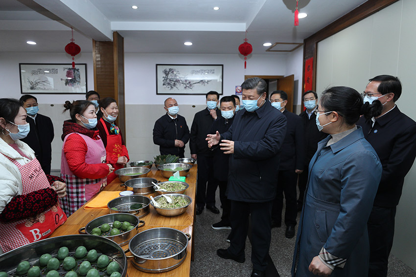 3月30日，中共中央總書記、國家主席、中央軍委主席習近平在浙江省安吉縣天荒坪鎮余村考察，同村民們親切交談，了解該村多年來踐行“綠水青山就是金山銀山”理念、推動綠色發展發生的巨大變化。 新華社記者 鞠鵬 攝