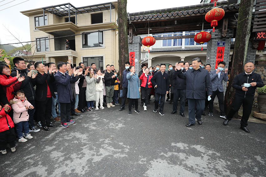 3月30日，中共中央總書記、國家主席、中央軍委主席習(xí)近平在浙江省安吉縣天荒坪鎮(zhèn)余村考察，同村民們親切交談，了解該村多年來踐行“綠水青山就是金山銀山”理念、推動(dòng)綠色發(fā)展發(fā)生的巨大變化。 新華社記者 鞠鵬 攝