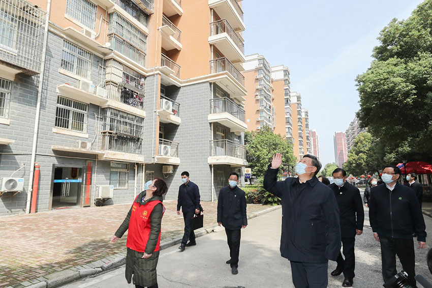 3月10日中午，離開火神山醫院，習近平趕赴武漢市東湖新城社區，看望居家隔離的社區群眾，實地了解社區疫情防控、群眾生活保障等情況，對社區群眾和防控一線工作人員表示慰問和感謝。（文字：張曉鬆、朱基釵 攝影：鞠鵬、龐興雷、謝環馳）