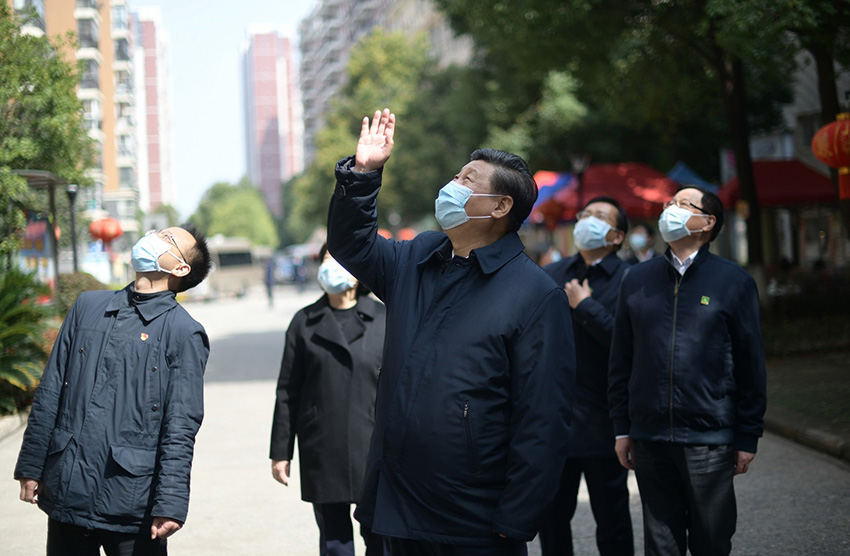3月10日，中共中央總書記、國家主席、中央軍委主席習近平專門赴湖北省武漢市考察新冠肺炎疫情防控工作。這是習近平在東湖新城社區考察時，向在家隔離居住的居民揮手致意、表示慰問。 新華社記者 謝環馳 攝