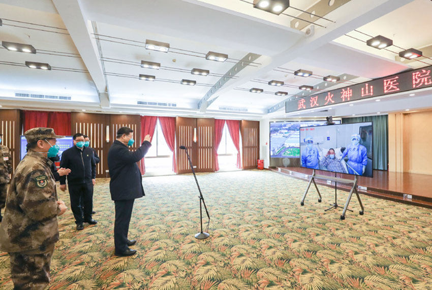 3月10日，中共中央總書記、國家主席、中央軍委主席習近平專門赴湖北省武漢市考察新冠肺炎疫情防控工作。這是習近平在火神山醫院指揮中心視頻連線感染科病房，與病房內患者和醫務人員親切交流。新華社記者 鞠鵬 攝