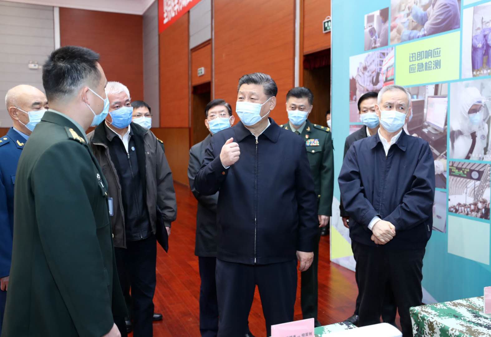 3月2日，中共中央總書記、國家主席、中央軍委主席習近平在北京考察新冠肺炎防控科研攻關工作。這是習近平在軍事醫學研究院結合展板和實物了解疫苗和抗體研制、藥物篩選、病毒致病機理研究、快速檢測試劑研究和應用等進展情況。 新華社記者 鞠鵬 攝