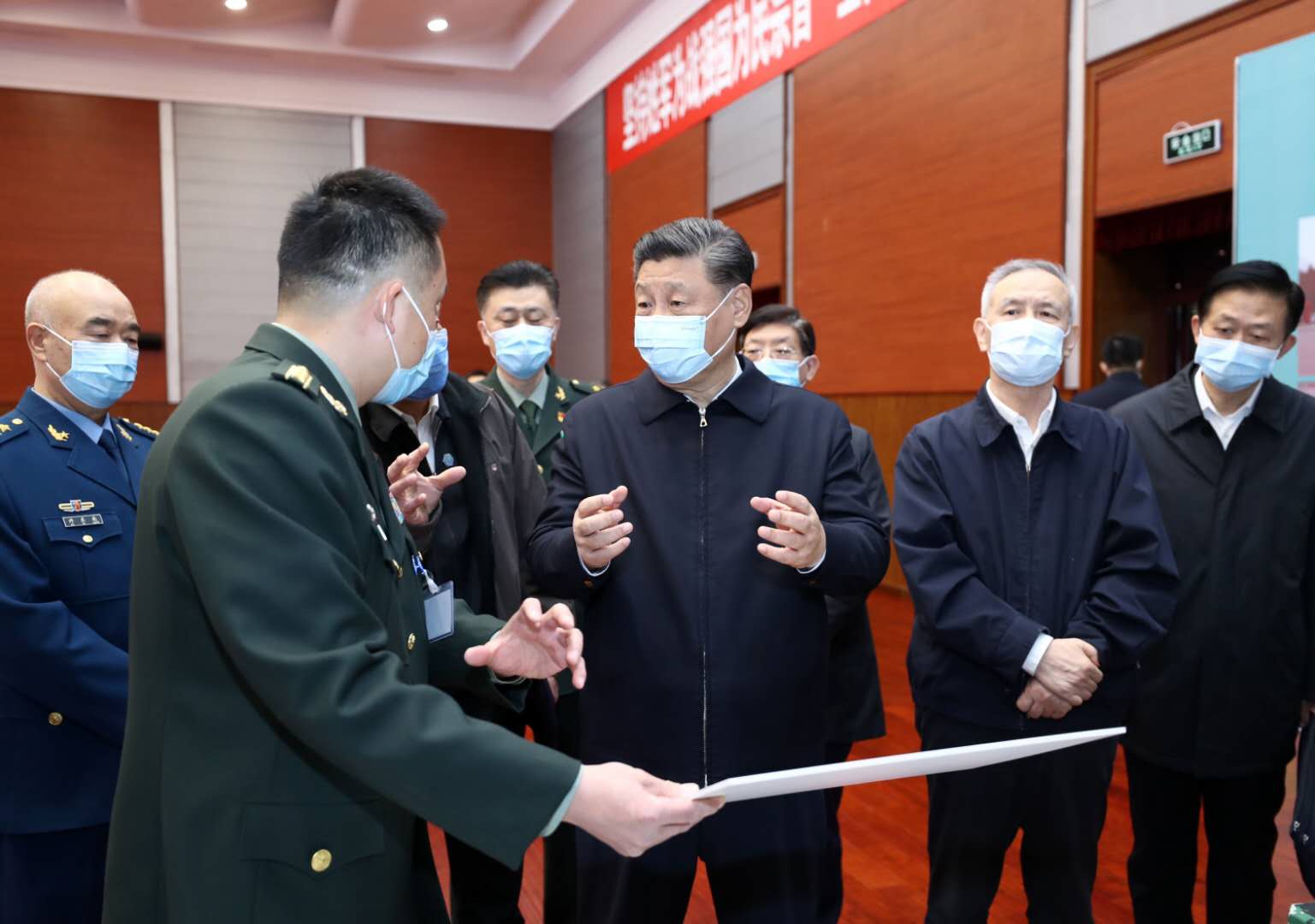 3月2日，中共中央總書記、國家主席、中央軍委主席習近平在北京考察新冠肺炎防控科研攻關工作。這是習近平在軍事醫學研究院結合展板和實物了解疫苗和抗體研制、藥物篩選、病毒致病機理研究、快速檢測試劑研究和應用等進展情況。 新華社記者 鞠鵬 攝