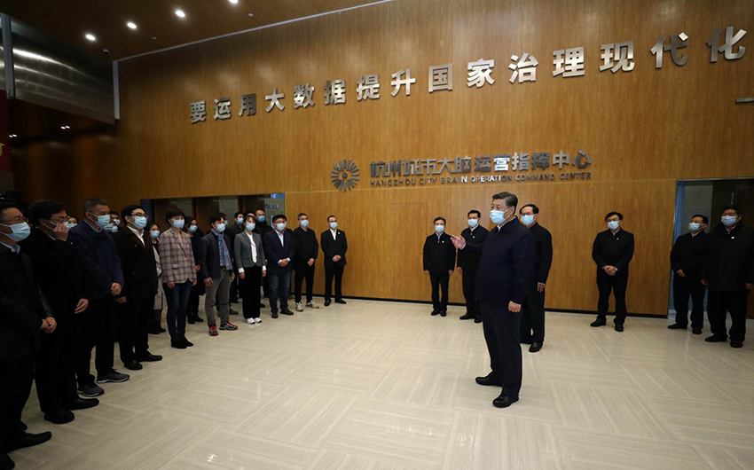 3月31日，中共中央總書記、國家主席、中央軍委主席習近平在杭州考察。這是習近平在杭州城市大腦運營指揮中心，就杭州運用城市大腦推進城市治理體系和治理能力現(xiàn)代化進行考察調(diào)研。 新華社記者 鞠鵬 攝