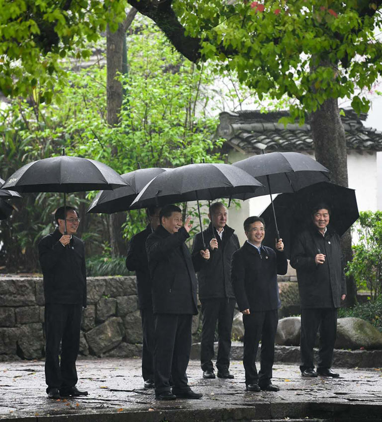 3月31日，中共中央總書記、國家主席、中央軍委主席習近平在杭州考察。這是習近平在西溪國家濕地公園就西溪濕地保護利用情況進行考察調研。 新華社記者 申宏 攝