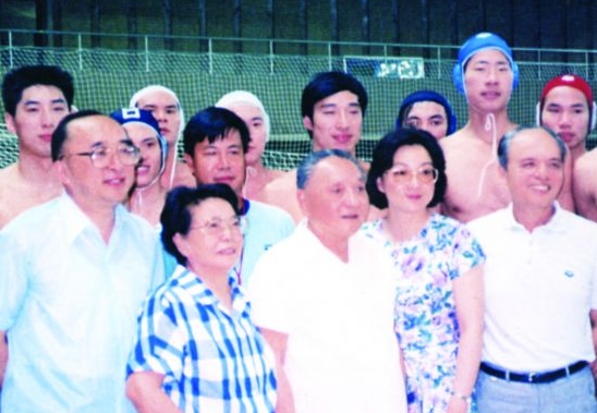 鄧小平同運(yùn)動(dòng)員合影